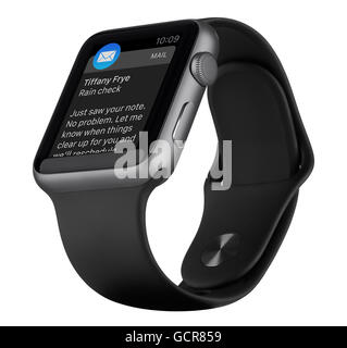 Varna, Bulgarie - 18 octobre 2015 : de bas en haut voir d'Apple Watch Sport 42mm en aluminium gris espace noir avec bande Sport Banque D'Images