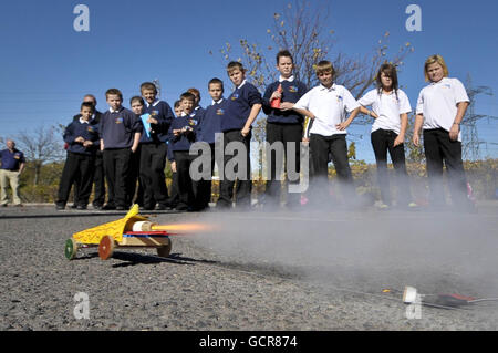 Les écoliers observent la vitesse de leurs voitures automotrices autoconstruites le long d'une fausse piste dans le cadre du programme scolaire BLOODSUIT. BLOODLOODGL vise à devenir le véhicule terrestre le plus rapide au monde en brisant la barrière de 1 000 km/h pour établir un nouveau record mondial en Afrique du Sud en 2012. Banque D'Images