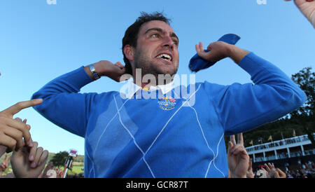 Golf - 38e Ryder Cup - Europe / Etats-Unis - quatrième jour - Celtic Manor Resort.Edoardo Molinari, de l'Europe, est passé au-dessus de la foule sur le 17ème green après que l'Europe a remporté la Ryder Cup au Celtic Manor, Newport. Banque D'Images