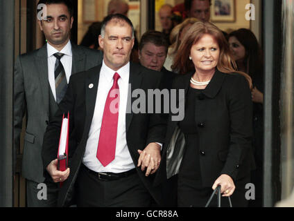 L'ancien MSP socialiste Tommy Sheridan et sa femme Gail quittent la haute Cour de Glasgow où ils sont accusés de parjure. Banque D'Images