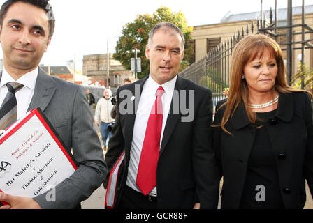 L'ancien MSP socialiste Tommy Sheridan et sa femme Gail quittent la haute Cour de Glasgow où ils sont accusés de parjure. Banque D'Images