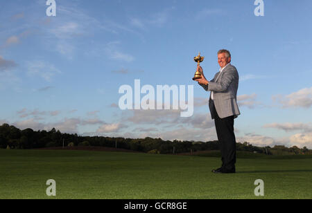 Golf - 38e Ryder Cup - Europe / Etats-Unis - quatrième jour - Celtic Manor Resort.Le capitaine européen Colin Montgomerie pose pour les photographes sur le premier fairway avec le trophée Ryder Cup au Celtic Manor, Newport. Banque D'Images