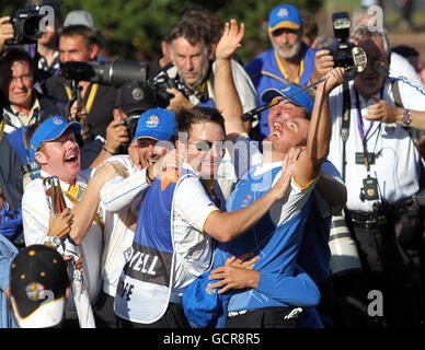 Golf - 38e Ryder Cup - Europe / Etats-Unis - quatrième jour - Celtic Manor Resort.Graeme McDowell en Europe est attrapé par ses coéquipiers et ses fans après avoir remporté la Ryder Cup au Celtic Manor de Newport. Banque D'Images