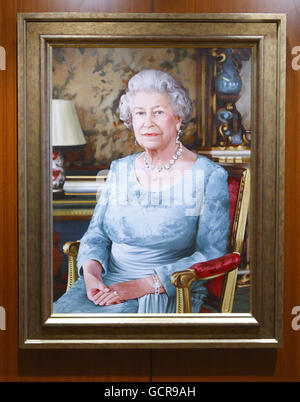 Un portrait spécialement commandé de la reine Elizabeth II est suspendu dans le Grand lobby à bord du plus récent navire de Cunard, la reine Elizabeth, qui arrive pour la première fois à Southampton. Banque D'Images