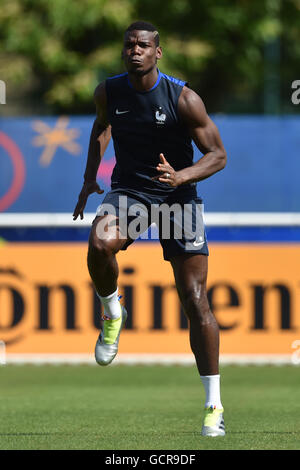 Paul Pogba la France au cours d'une séance de formation à l'Académie de football de Clairefontaine, Clairefontaine-en-Yvelines. ASSOCIATION DE PRESSE Photo. Photo date : Samedi 9 juillet 2016. Voir l'histoire de France de football PA. Crédit photo doit se lire : Joe Giddens/PA Wire. RESTRICTIONS : Utiliser l'objet de restrictions. Usage éditorial uniquement. Les ventes de livres et de magazines autorisée s'est pas uniquement consacré à chaque joueur/équipe/match. Pas d'utilisation commerciale. Appelez le  +44 (0)1158 447447 pour de plus amples informations. Banque D'Images