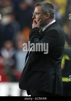 Craig Levein, directeur écossais, regarde pendant le match du groupe I du Championnat d'Europe à la Synot Tip Arena de Prague. Banque D'Images