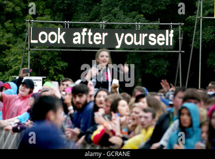 Fans près de la scène principale pour le deuxième jour de T dans le parc, le festival de musique annuel tenu à Strathallan Château, le Perthshire. Banque D'Images