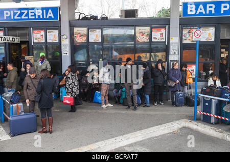 Rome, Italie - 7 Février 2016 : Les passagers qui attendent un bus à la gare routière centrale à Rome Banque D'Images