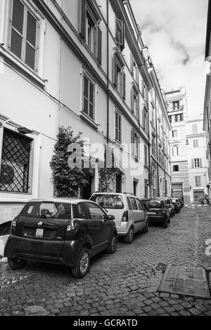 Rome, Italie - Février 13, 2016 : rue ordinaire dans la vieille Rome avec des voitures en stationnement sur une route, le noir et blanc Banque D'Images