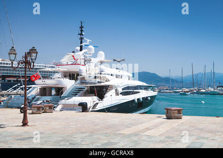 Ajaccio, France - le 6 juillet 2015 : le plaisir de luxe yachts amarrés dans le port d'Ajaccio, Corse, île française de la Méditerranée se Banque D'Images