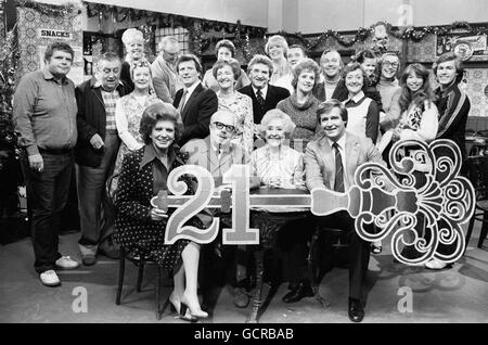 Une clé du 21e anniversaire géant pour la troupe de Granada TV de Coronation Street, célébrant le 21e anniversaire de l'opéra de savon dans le décor intérieur du Rover's Return aux studios Granada, Manchester. Premier plan, de gauche à droite, Pat Phoenix, Jack Howarth, Doris Speed et Bill Roache. Banque D'Images