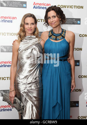 Hilary Swank (à gauche) et Minnie Driver à la première de conviction, lors du 54e BFI London film Festival, au vue West End dans le centre de Londres. Banque D'Images