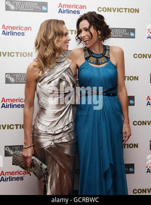 Hilary Swank (à gauche) et Minnie Driver à la première de conviction, lors du 54e BFI London film Festival, au vue West End dans le centre de Londres. Banque D'Images