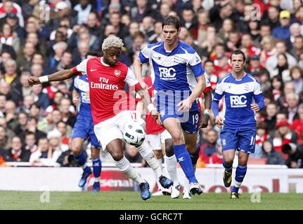 Football - Barclays Premier League - Arsenal / Birmingham City - Emirates Stadium.Alex Song d'Arsenal (à gauche) et Nikola Zigic (au centre) de Birmingham City se battent pour le ballon Banque D'Images