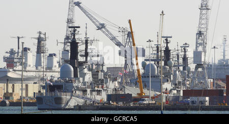 Vue générale du chantier naval de Portsmouth, y compris le HMS Liverpool et le HMS Invincible (en haut à gauche), où elle attend sa mise à disposition. Banque D'Images