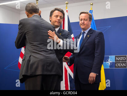 Le premier ministre David Cameron (à droite) montres que le président américain Barack Obama (à gauche) et le Premier Ministre d'Italie Matteo Renzi hug après avoir posé pour une photo à la suite d'une réunion de l'Otan la Quint sur la deuxième journée du sommet de l'Otan au stade National à Varsovie, Pologne. Banque D'Images