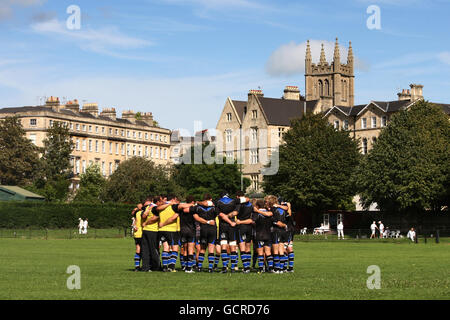 Les joueurs de rugby de Bath se réunissent pour un entretien d'équipe pendant qu'ils participent à un échauffement avant le match Banque D'Images