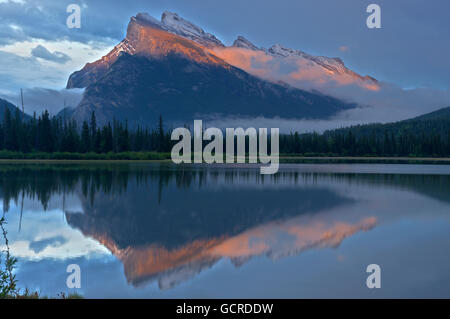 Le mont Rundle et lacs Vermillion, juste après le coucher du soleil au printemps, Banff National Park, Alberta, Canada Banque D'Images