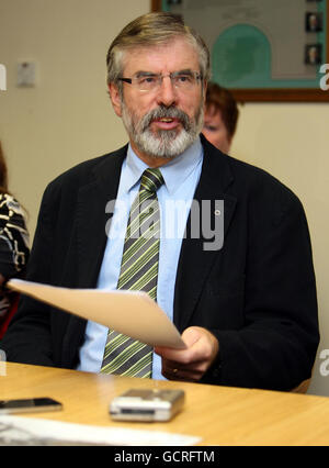 Gerry Adams s'exprime lors d'une conférence de presse, Belfast, en révélant ce qu'il prétend être une nouvelle preuve du massacre de Ballymyrphy alors qu'il appelle le procureur général John Larkin à rouvrir les enquêtes sur les meurtres de 11 commis par des soldats britanniques en 1971. Banque D'Images