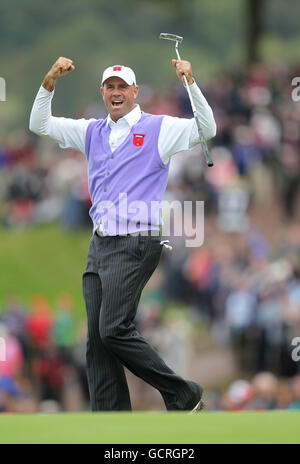 Golf - 38e Ryder Cup - Europe / Etats-Unis - deuxième jour - Celtic Manor Resort.Aux États-Unis, Stewart Cink célèbre la victoire du trou le 17 Banque D'Images