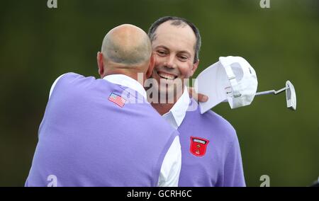 Golf - 38e Ryder Cup - Europe / Etats-Unis - deuxième jour - Celtic Manor Resort.Aux États-Unis, Stewart Cink et Matt Kucher célèbrent la victoire sur le 18e vert Banque D'Images