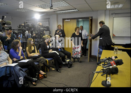 Steve et Pat Hall sont conduits à une conférence de presse au poste de police de Bath pour en appeler à des renseignements supplémentaires sur le meurtre de leur fille Melanie, qui est restée sur une route secondaire sur l'autoroute M5 à Gloucester sud, il y a un an. Banque D'Images