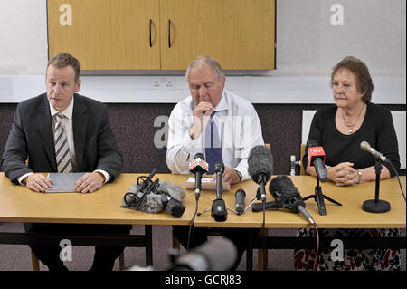 Steve et Pat Hall donnent une conférence de presse avec le surintendant détective Mike Courtiour (à gauche) au poste de police de Bath pour en appeler de plus amples renseignements sur le meurtre de leur fille Melanie, dont les restes ont été trouvés il y a un an sur une route glissante sur l'autoroute M5 à Gloucester sud. Banque D'Images