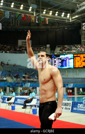 Le Liam Tancock d'Angleterre célèbre l'or gagné dans le dos de 50 m de Mens pendant le deuxième jour des Jeux du Commonwealth 2010 au Centre aquatique Dr SPM à New Delhi, en Inde. Banque D'Images