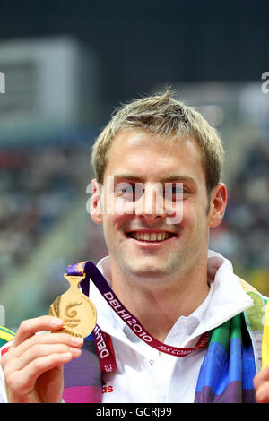 Le Liam Tancock d'Angleterre célèbre la victoire de l'or dans le dos de 50 m masculin pendant le deuxième jour des Jeux du Commonwealth 2010 au Centre aquatique Dr SPM à New Delhi, en Inde. Banque D'Images