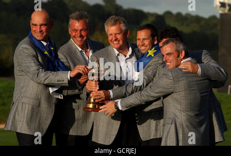 Le capitaine de l'équipe européenne Colin Montgomerie (troisième à gauche) remporte le trophée avec ses capitaines adjoints (de gauche à droite) Thomas Bjorn, Darren Clarke, Sergio Garcia, Jose Maria Olazabal et Paul McGinley après avoir remporté le tournoi de golf de la Ryder Cup 2010 au Celtic Manor Resort de Newport, au pays de Galles Banque D'Images