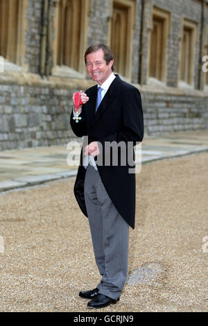 George O'Grady, chef de la direction de la tournée européenne de l'Association professionnelle des golfeurs, de Sunningdale, après avoir été nommé commandant de l'Empire britannique (CBE) par la princesse Royale lors de la cérémonie d'investiture au château de Windsor. Banque D'Images