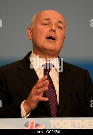 Le secrétaire au travail et aux pensions, Iain Duncan Smith, s'adresse à la Conférence annuelle du Parti conservateur au Centre international des congrès de Birmingham. Banque D'Images