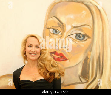 L'actrice et le modèle Jerry Hall pose avec 'Jerry Hall' de Francesco Clemente, qui est évalué à 100,000, une partie d'une collection d'œuvres d'art contemporain de la collection Jerry Hall, qui sera vendue à Sotheby's Contemporary Art Evening Auction, le vendredi 15 octobre 2010. Banque D'Images