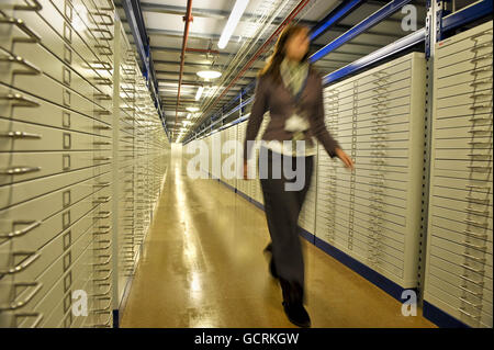 Alison Prince, des bibliothèques bodléiennes, parcourt la longue unité de stockage de cartes à l'intérieur de la nouvelle installation de stockage de la bibliothèque Bodleian de l'Université d'Oxford à Swindon. Banque D'Images