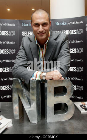 Nigel Barker, photographe et juge de la réalité montrent le prochain modèle de l'Amérique lors d'un livre signé pour Nigel Barker's Beauty Equation, à Selfridges à Londres. Banque D'Images