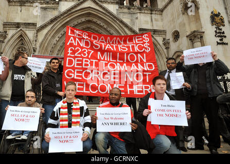 Un groupe de supporters du club de football de Liverpool se réunit devant la High court, dans le centre de Londres, pour obtenir des informations sur le résultat des querelles légales sur la propriété du club de la Premier League, ce matin. Banque D'Images