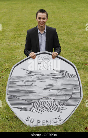 Jonathan Olliffe de Witney, Oxfordshire, avec ses pièces de monnaie olympiques 50p pour l'aquaforme et la gymnastique. Banque D'Images