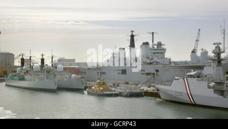 Deux destroyers de type 42 de la Marine royale se sont joints au porte-avions HMS Invincible (au centre) au chantier naval de Portsmouth, dans le Hampshire, où ils attendent d'être éliminés. Banque D'Images