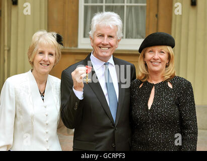 Graham Nash l'un des membres fondateurs du groupe pop des années 1960, « les Hollies », avec sa sœur Elaine (à gauche) et sa femme Susan, détient fièrement sa médaille OBE (ordre de l'Empire britannique) qu'il a reçue de la reine Elizabeth II, lors de la cérémonie d'investiture à Buckingham Palace, dans le centre de Londres. Banque D'Images