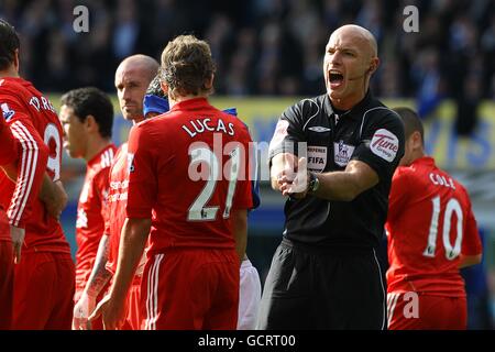 L'arbitre Howard Webb (à droite) crie des instructions aux joueurs de Liverpool qui se trouvaient à moins de 10 mètres d'un coup de pied libre. Banque D'Images