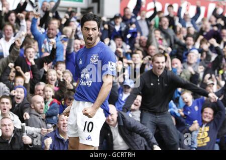 Football - Barclays Premier League - Everton / Liverpool - Goodison Park.Mikel Arteta d'Everton célèbre son deuxième but. Banque D'Images