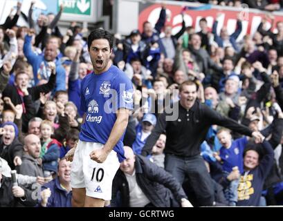 Football - Barclays Premier League - Everton / Liverpool - Goodison Park.Mikel Arteta d'Everton célèbre son deuxième but. Banque D'Images