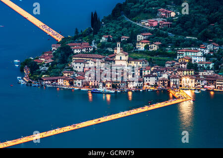 Les quais flottants Christo projet. Les visiteurs à pied de Iseo à Monte Isola et à l'île de San Paolo. Banque D'Images