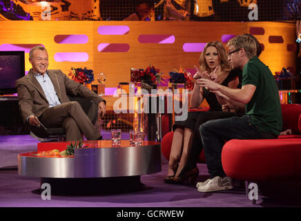 Graham Norton avec ses invités Charlotte Church (à gauche) et Maggie Gyllenhaal (au centre) et Russell Howard (près de la droite) lors d'un enregistrement du Graham Norton Show, qui sera transmis le vendredi 22 octobre sur BBC1, aux London Studios, dans le sud de Londres. Banque D'Images