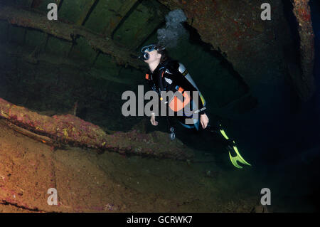 Femme de plongée sous marine à l'intérieur de l'épave du SS Dunraven, Red Sea, Egypt Banque D'Images