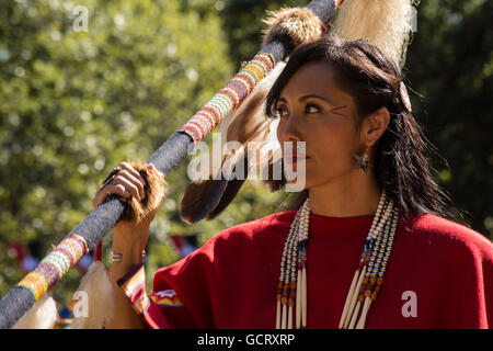 Femme dansant au Blackleggings Kiowa Warrior Society Pow-wow. Banque D'Images