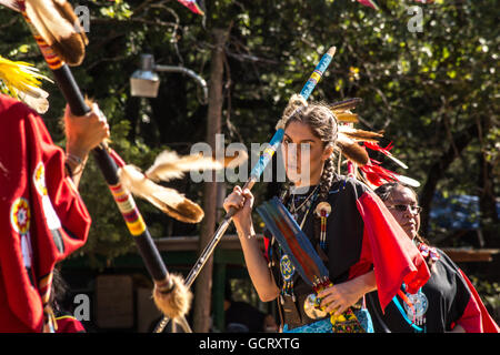 Femme dansant au Blackleggings Kiowa Warrior Society Pow-wow. Banque D'Images