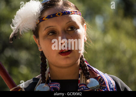 Femme dansant au Blackleggings Kiowa Warrior Society Pow-wow. Banque D'Images