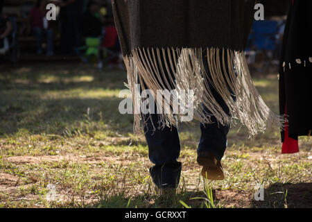 Femme dansant au Blackleggings Kiowa Warrior Society Pow-wow. Banque D'Images