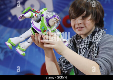 Kailum Alden, 9 ans avec Jet Pack Buzz Lightyear, Mattel UK (39.99), qui devrait être l'un des douze jouets les plus populaires ce Noël à l'aperçu médiatique Dream Toys 2010 de la Toy retailer Association (TRA), St Mary's Church, Marylebone, Londres. Banque D'Images